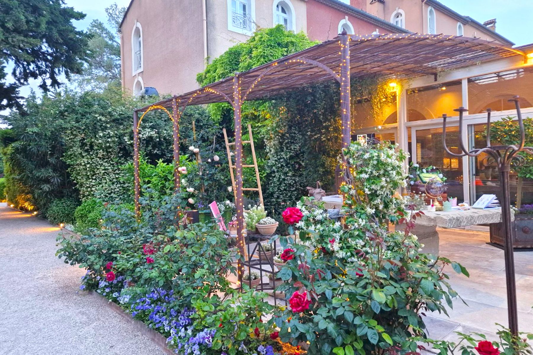 La pergola, les roses et la terrasse