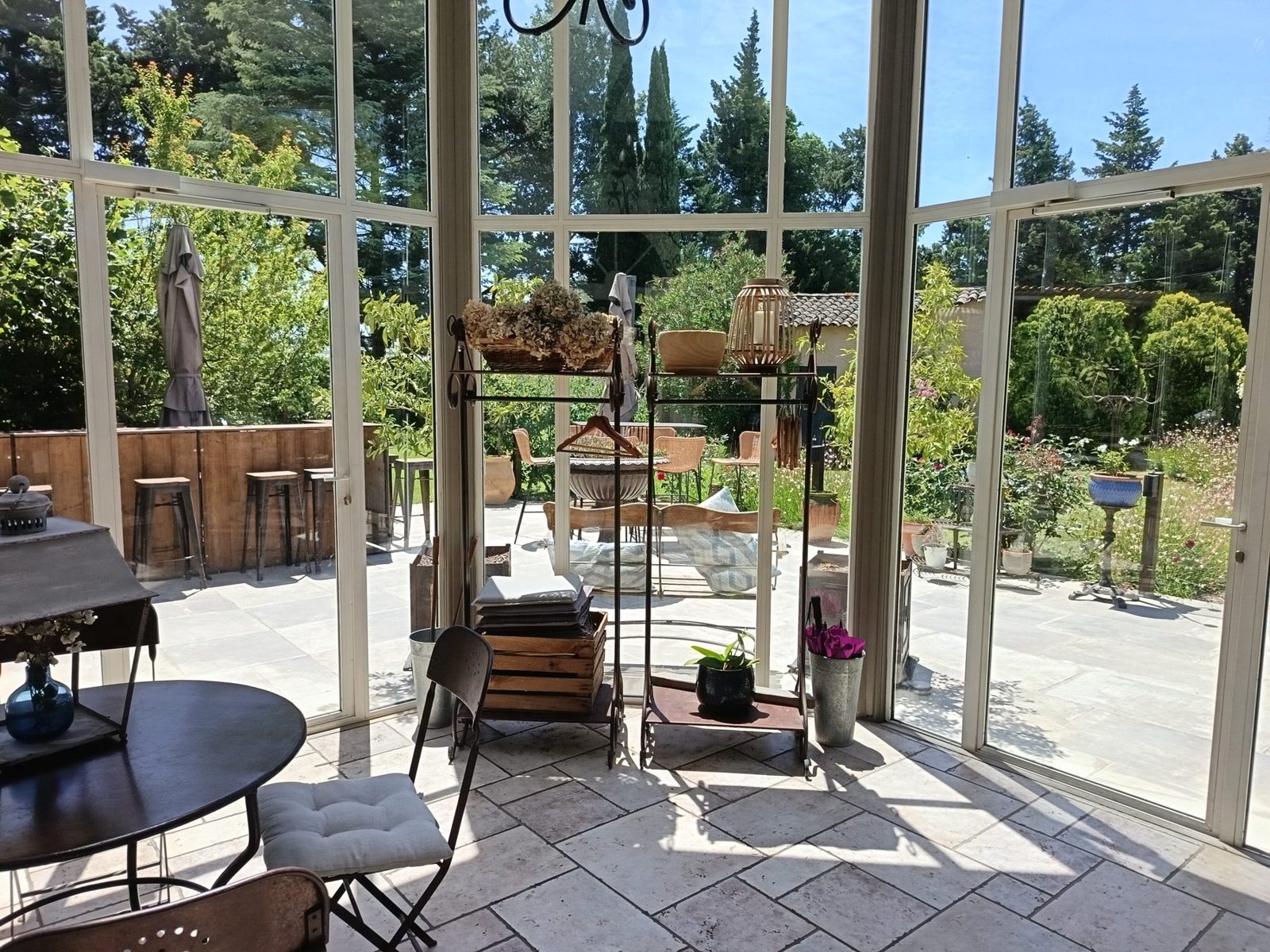 Le salon ouvert sur la terrasse